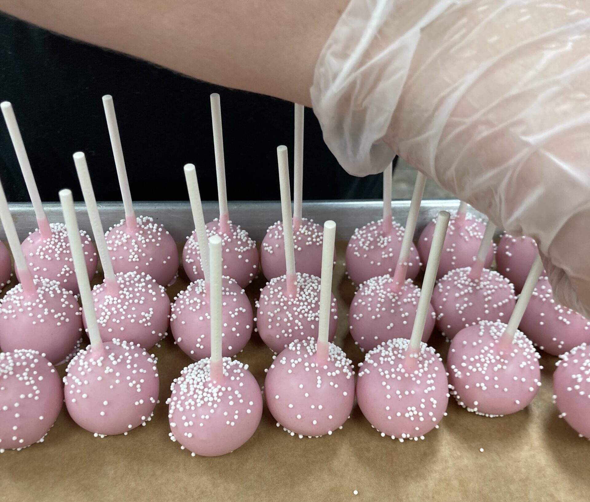 A row of pink cakepops